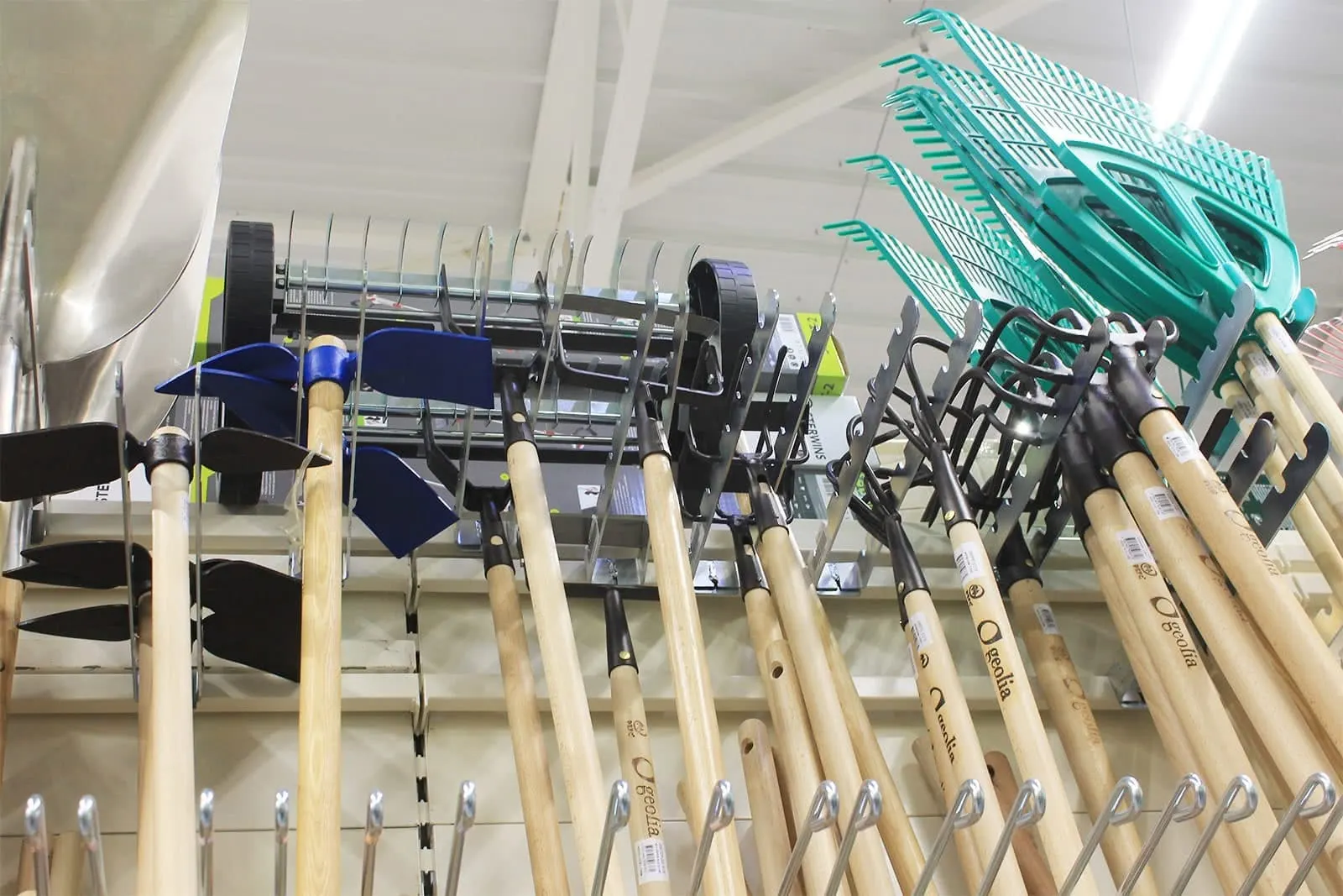 Rayonnage gondole en grande surface de bricolage – vue rapprochée
