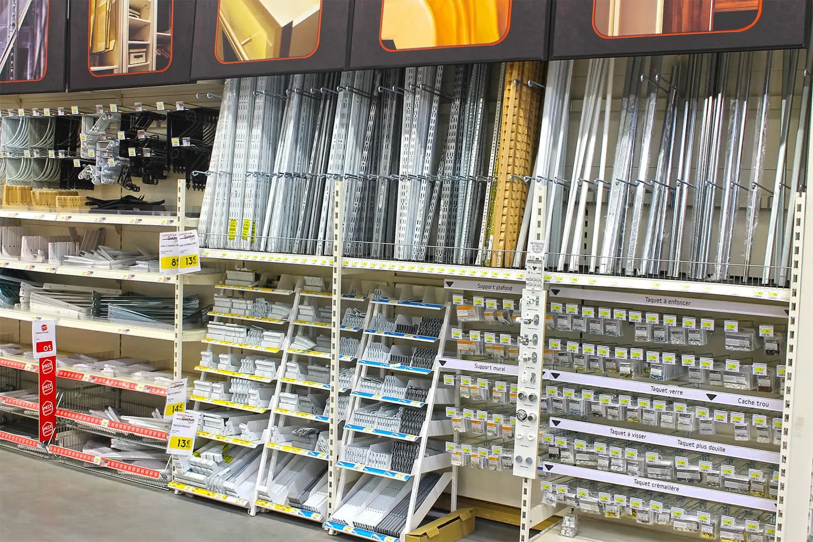 Rayonnage gondole en grande surface de bricolage – autre vue du chantier