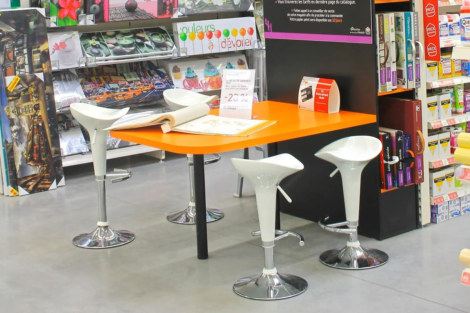 Grande surface avec mobilier bois sur mesure – vue d’ensemble du chantier