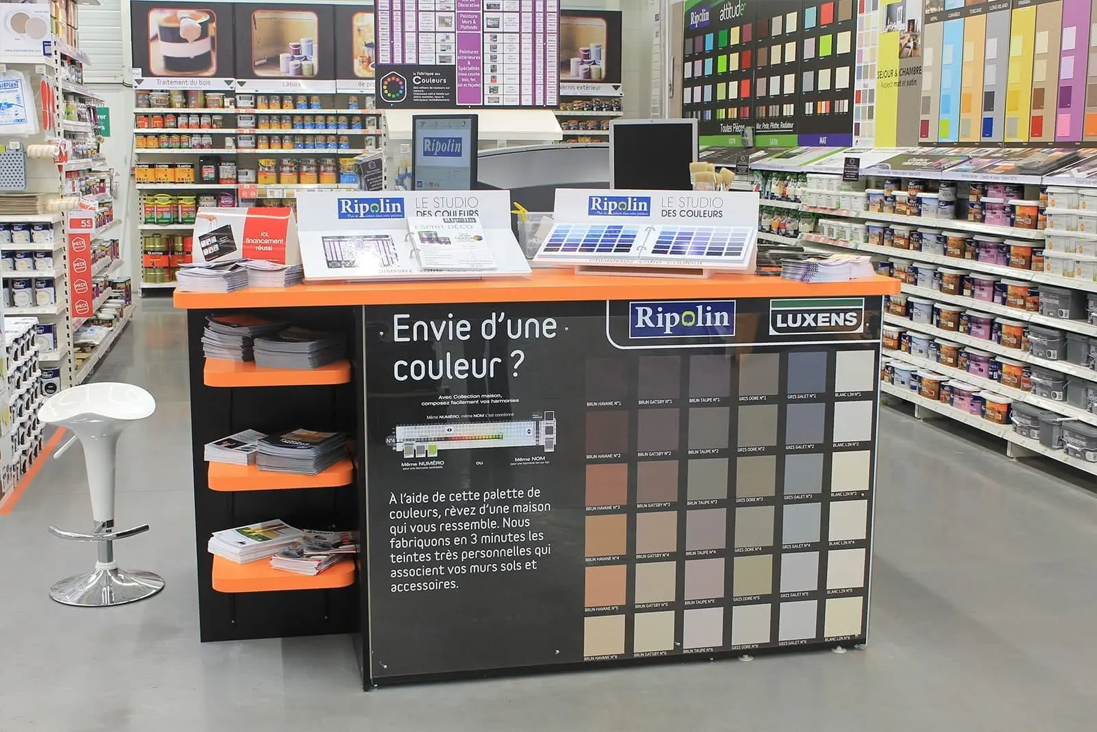 Grande surface avec mobilier bois sur mesure – détail de l’installation