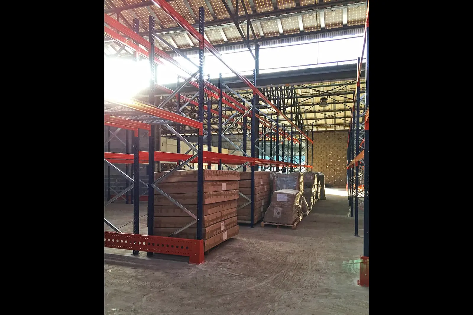 Rayonnage d’entrepôt pour stockage de palettes – vue d’ensemble du chantier