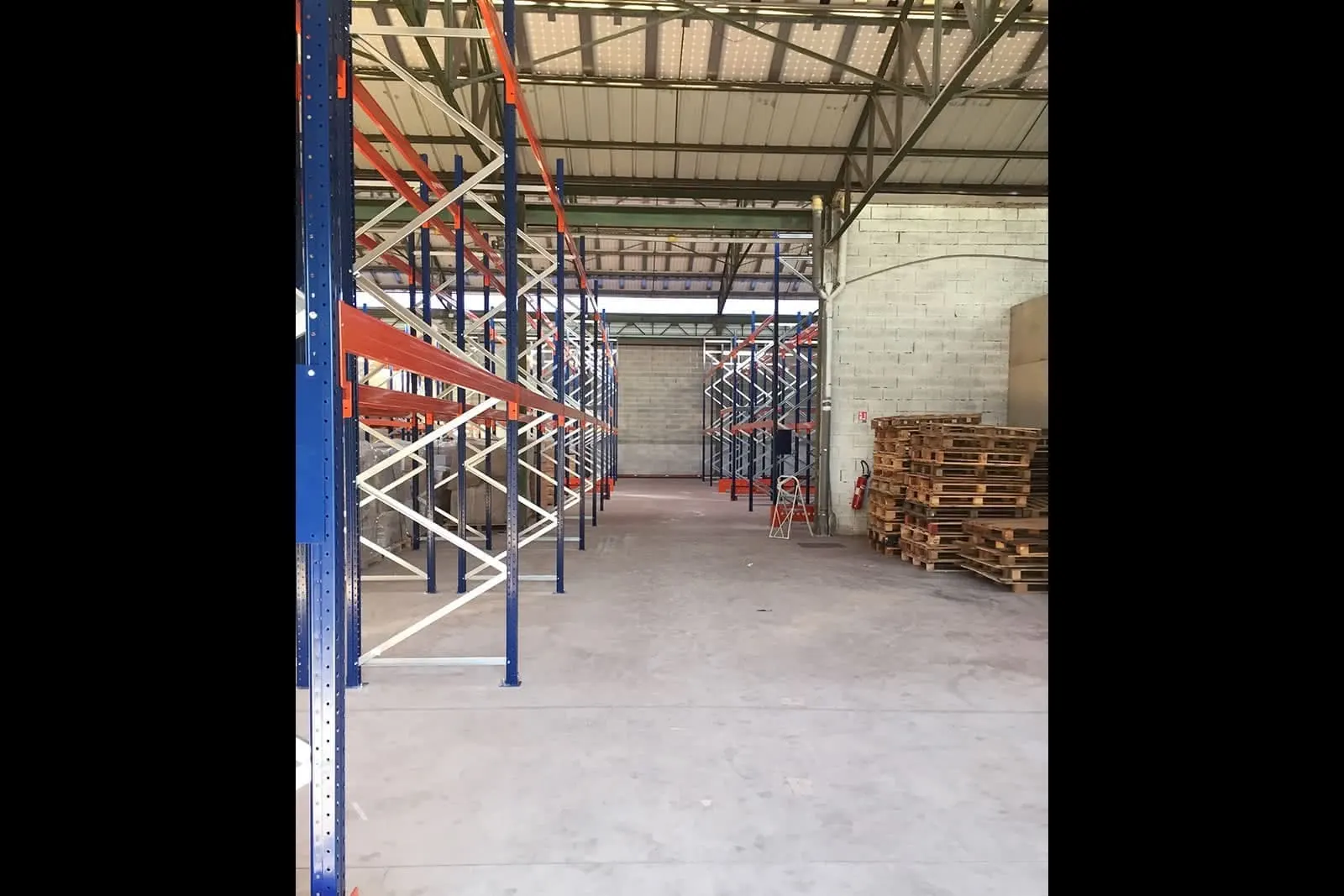 Rayonnage d’entrepôt pour stockage de palettes – détail de l’installation