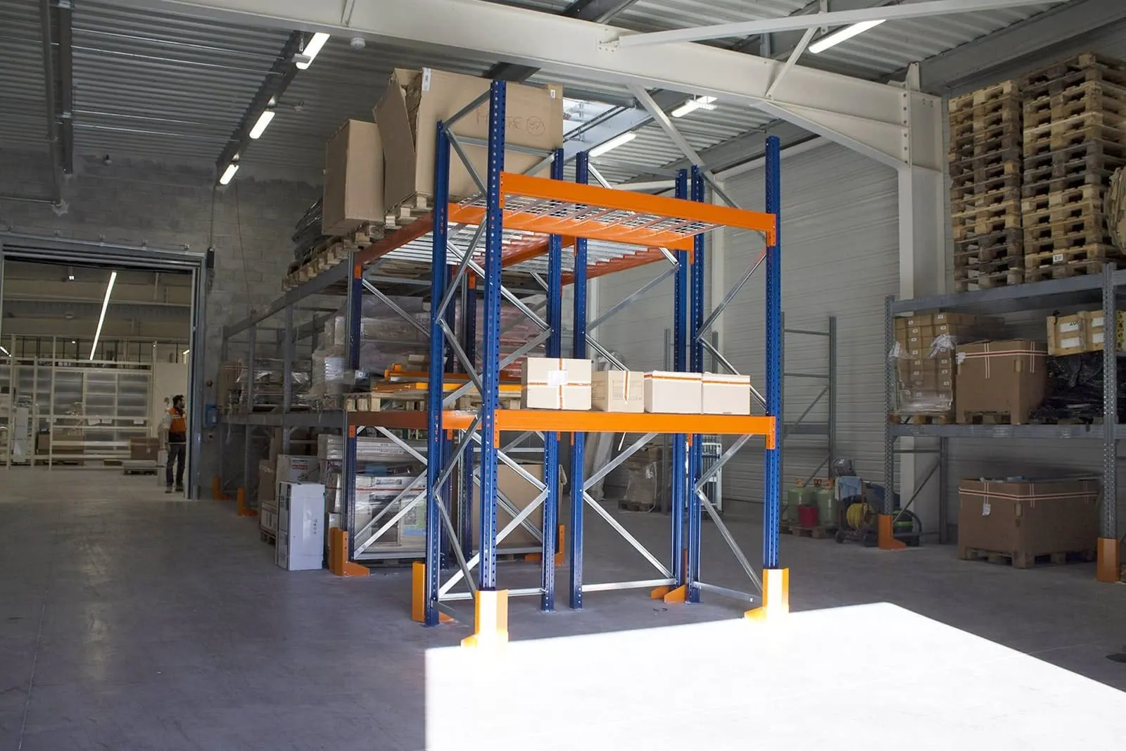 Stockage de palettes en entrepôt – vue d’ensemble du chantier