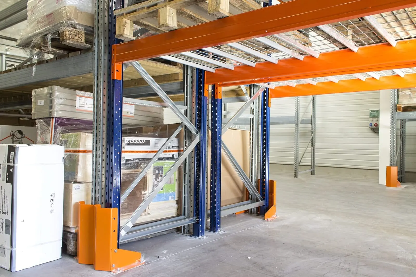 Stockage de palettes en entrepôt – vue rapprochée