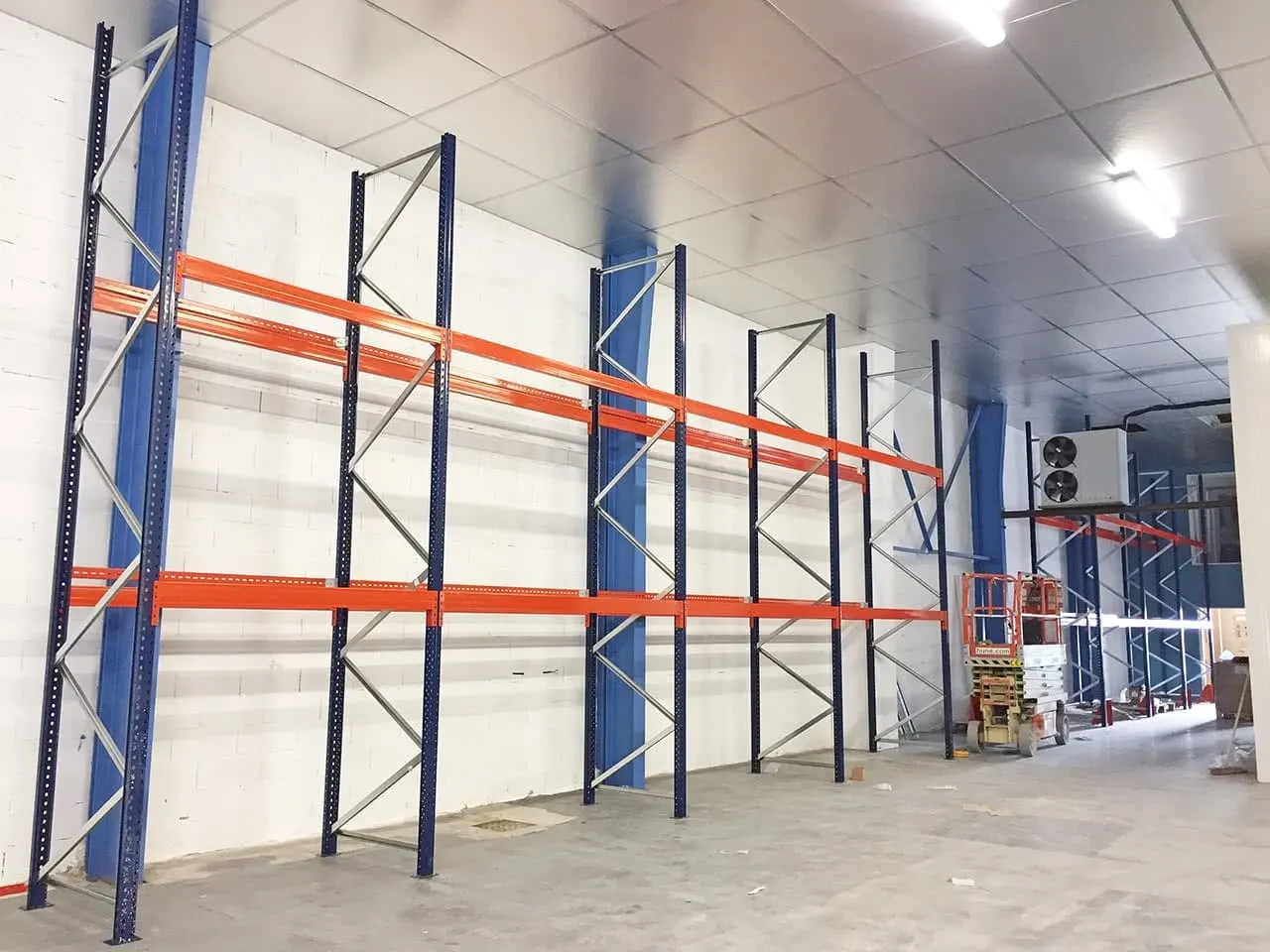 Stockage de palettes sur mur – vue d’ensemble du chantier