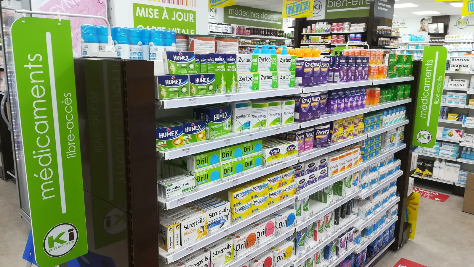 Agencement d’une pharmacie – vue d’ensemble de la zone équipée