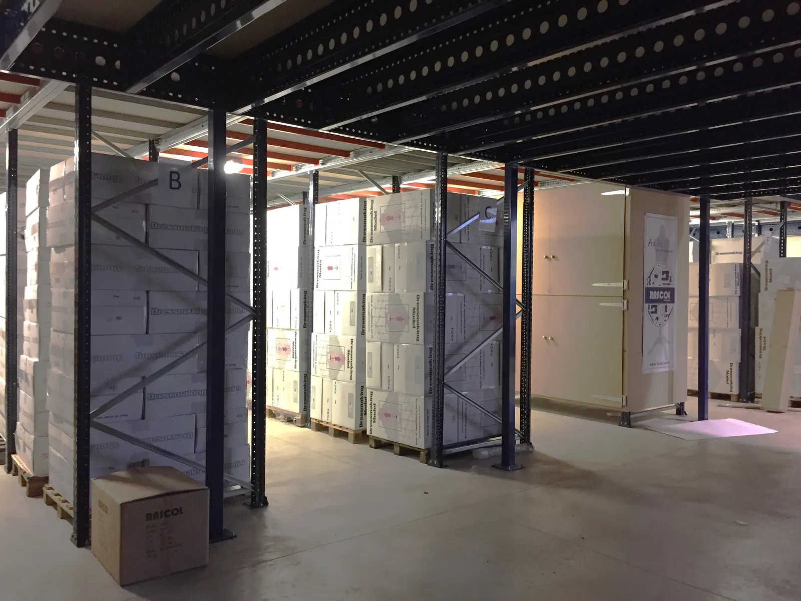 Plateforme de stockage en entrepôt – détail de l’installation