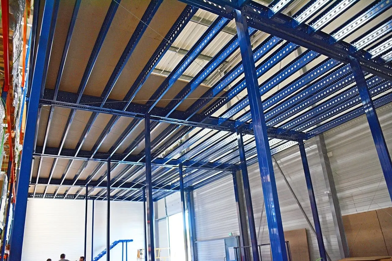 Plateforme industrielle et palettier – détail de l’installation