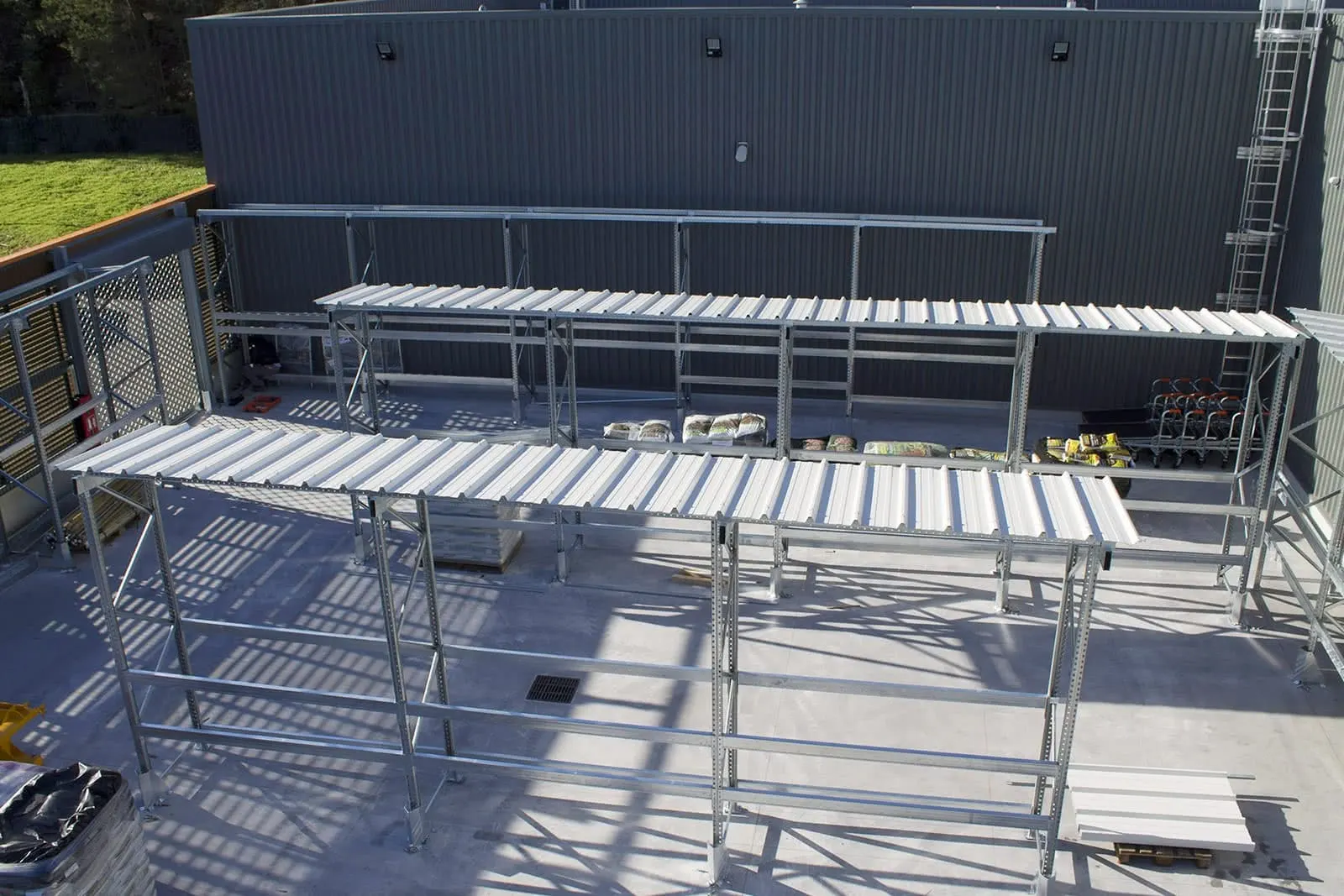 Stockage extérieur en rack lourd – vue d’ensemble du chantier