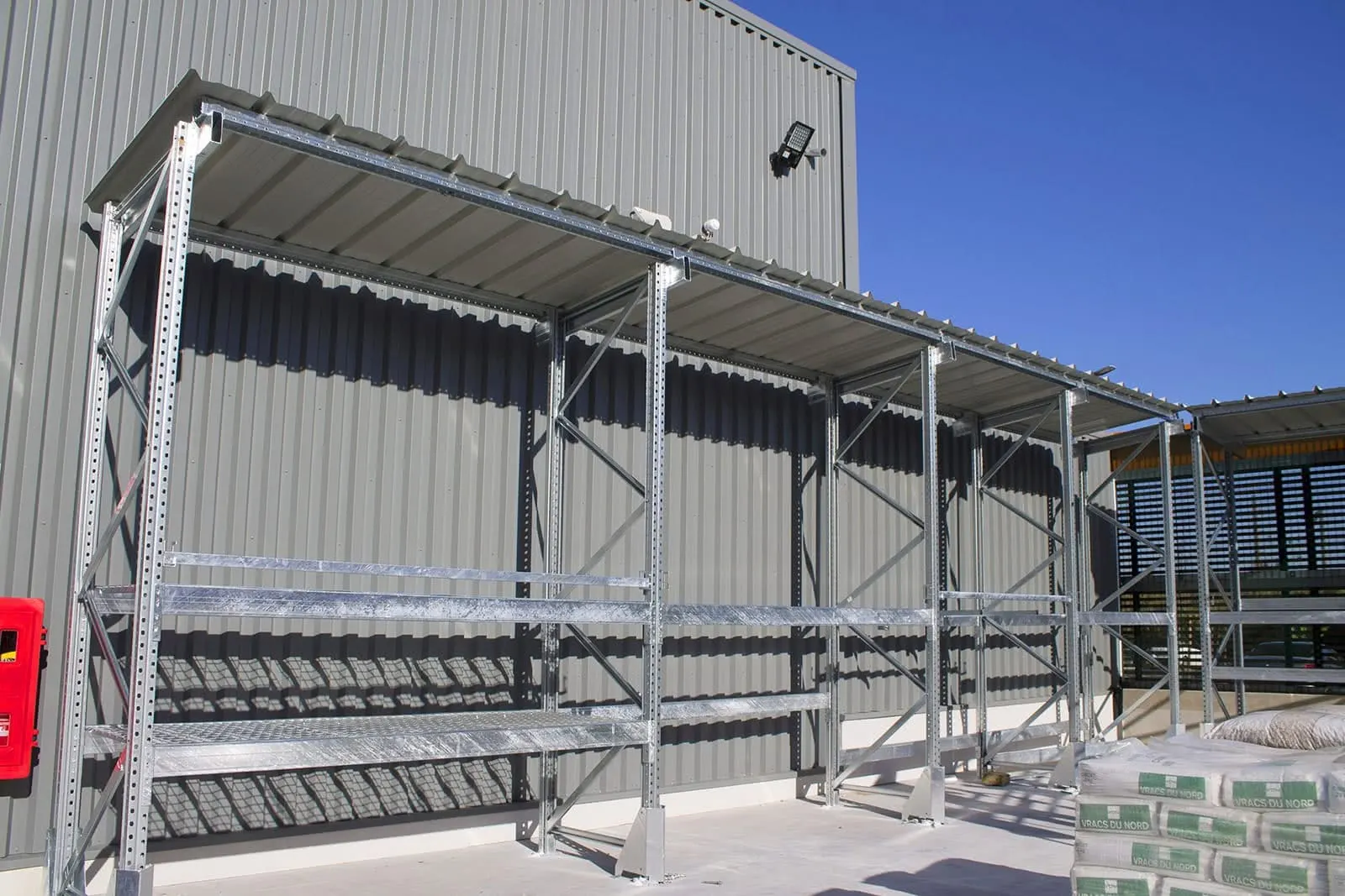 Stockage extérieur en rack lourd – détail de l’installation