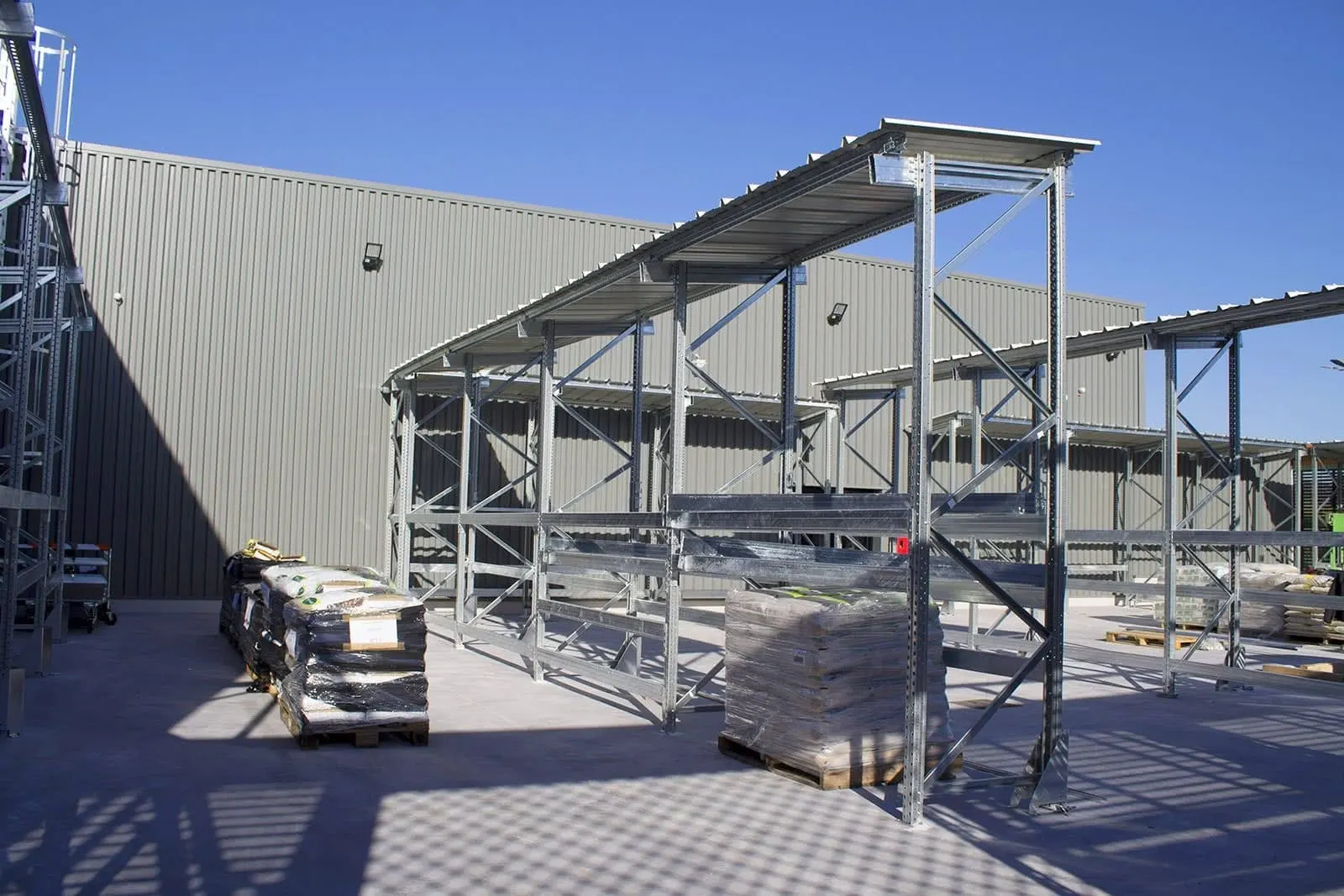 Stockage extérieur en rack lourd – vue rapprochée