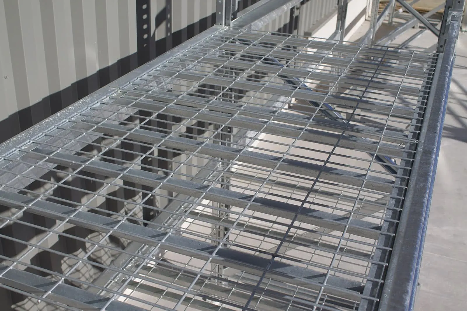 Stockage extérieur en rack lourd – autre vue du chantier