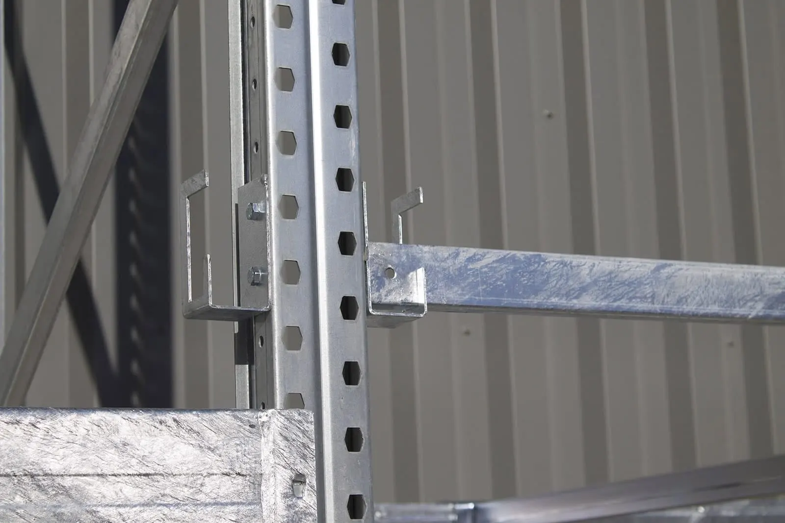 Stockage extérieur en rack lourd – installation en situation