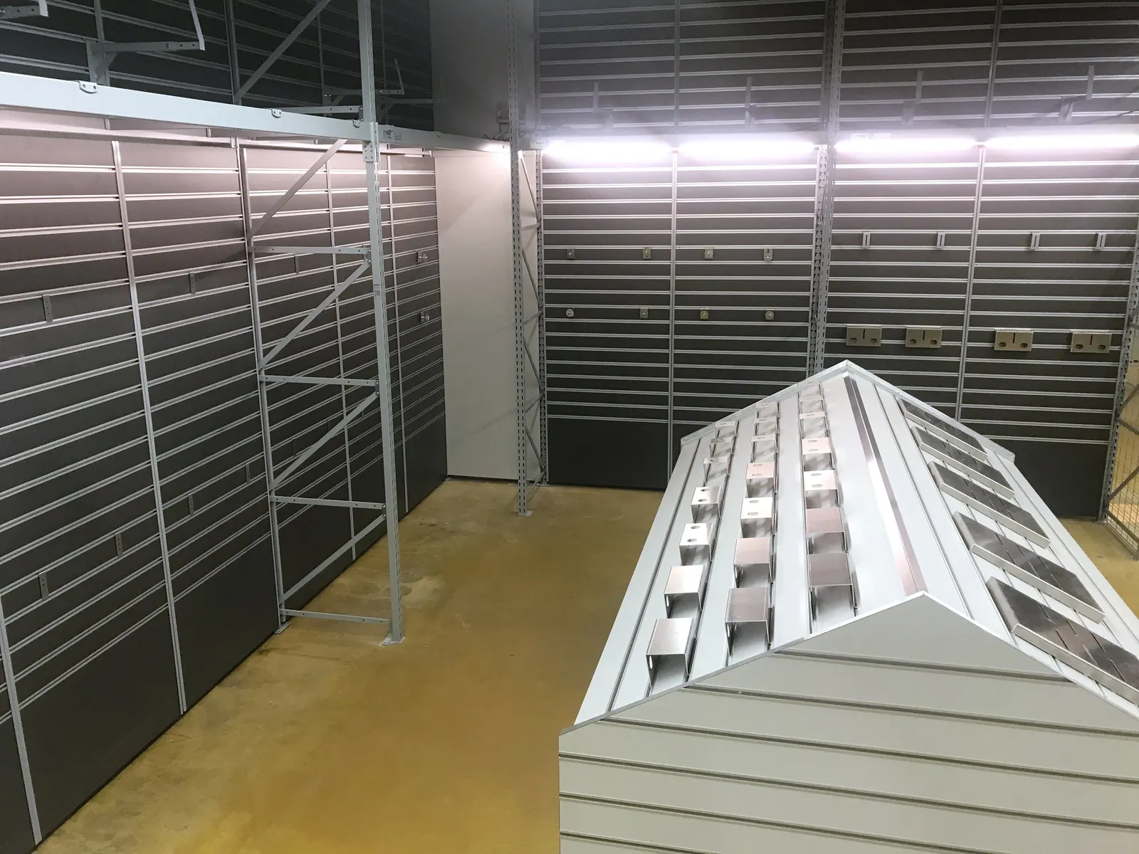 Rack à intégration gondole et îlot central – vue d’ensemble du chantier