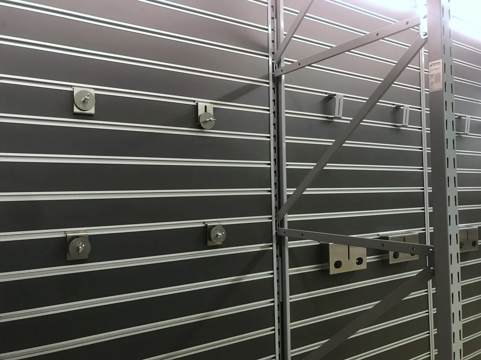 Rack à intégration gondole et îlot central – vue rapprochée