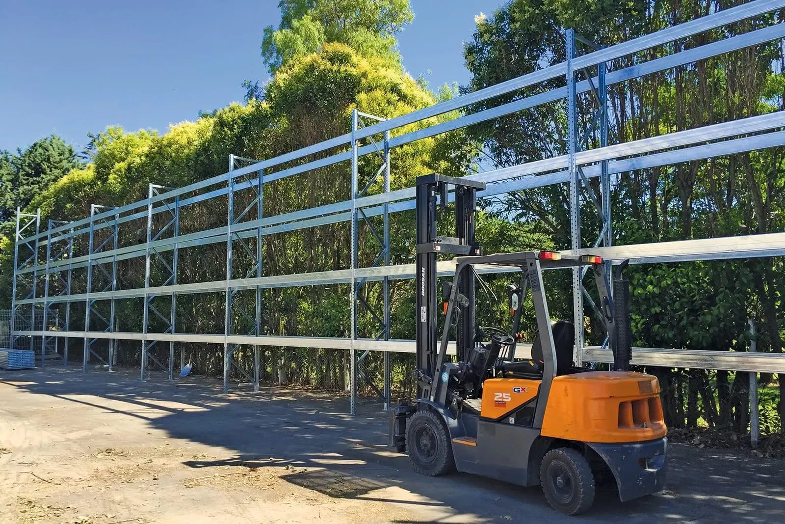 Rayonnage de stockage en extérieur – vue d’ensemble du chantier