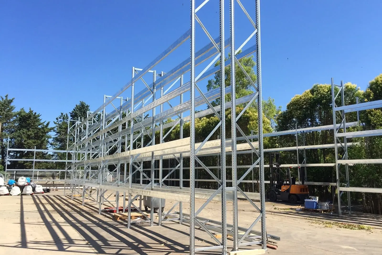 Rayonnage de stockage en extérieur – détail de l’installation