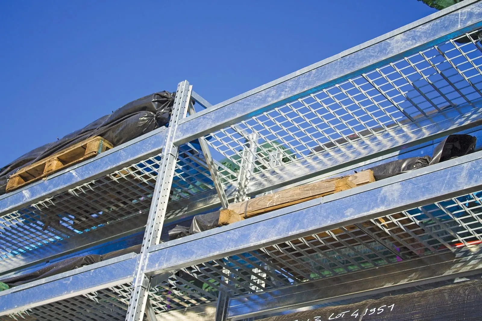 Rayonnage de stockage en extérieur – vue rapprochée