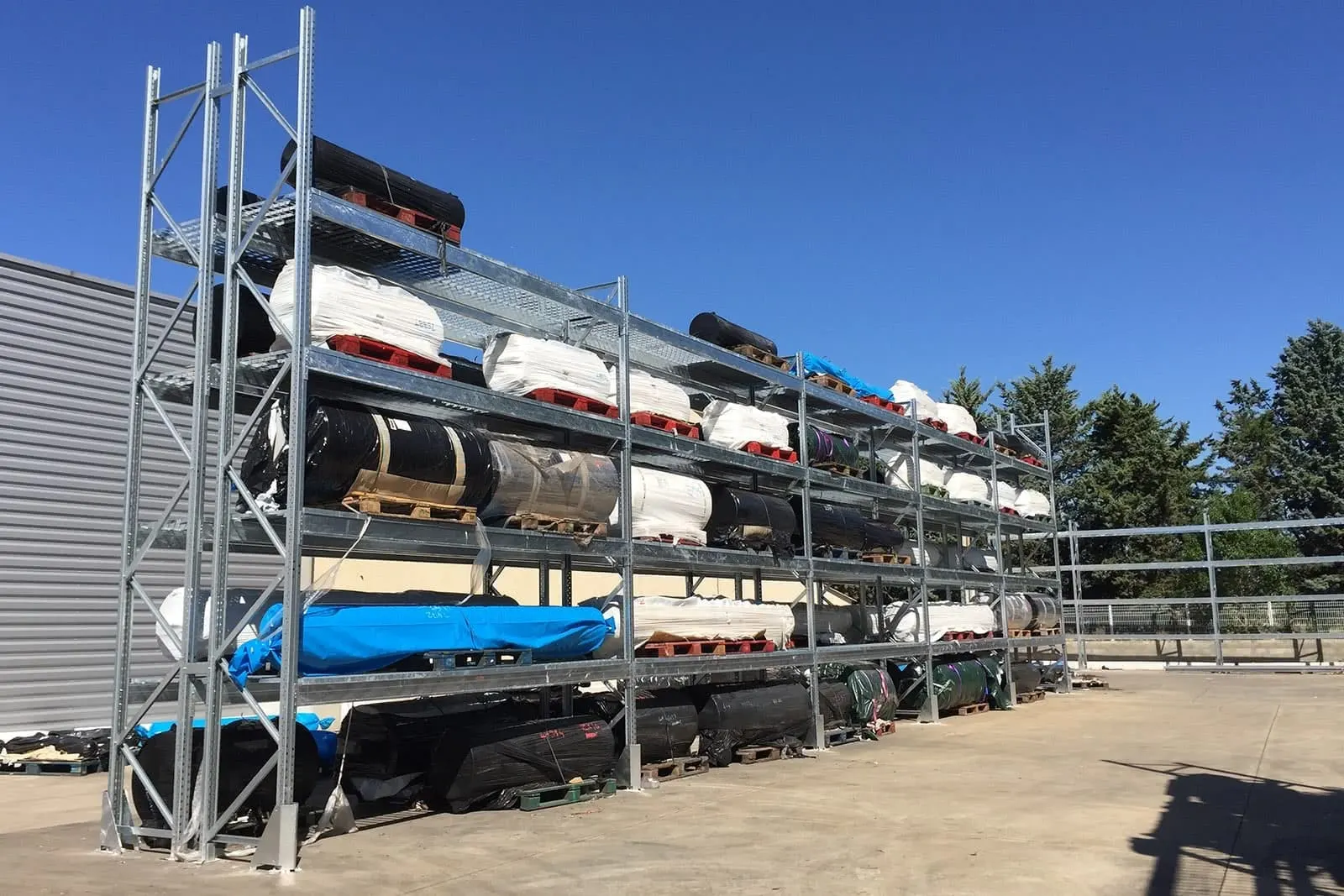 Rayonnage de stockage en extérieur – autre vue du chantier