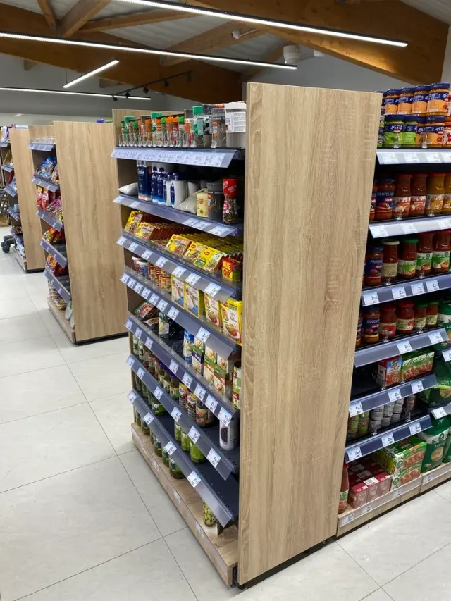 Rayonnage pour un supermarché – détail de l’installation