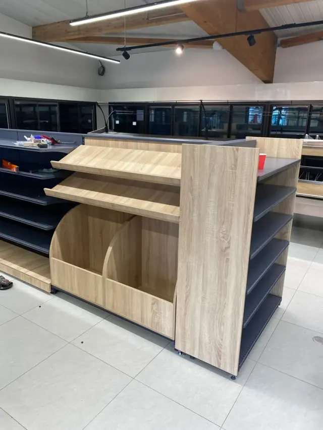 Rayonnage pour un supermarché – installation en situation