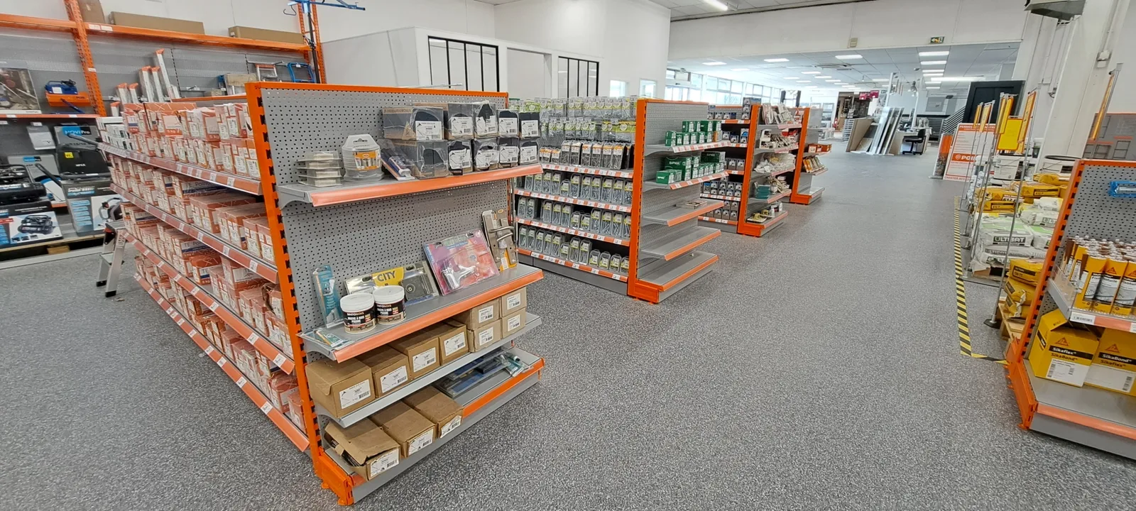 Gondoles de magasin dans la zone libre-service du magasin sanitaire-plomberie à Orange