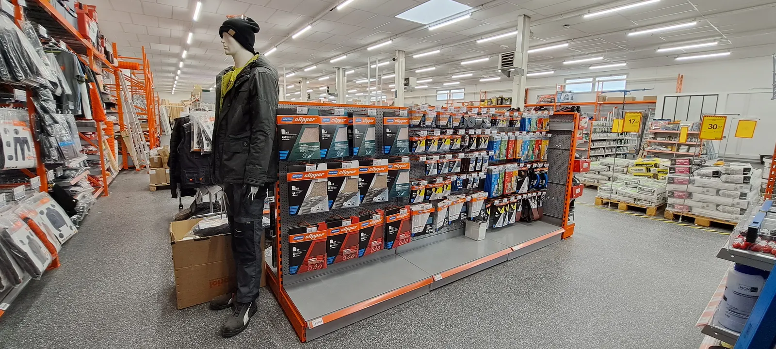 Gondole de magasin avec références mises en avant à Orange