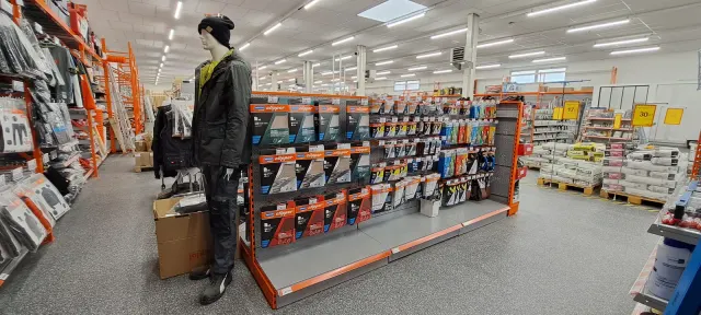 Góndola de tienda con referencias destacadas en Orange