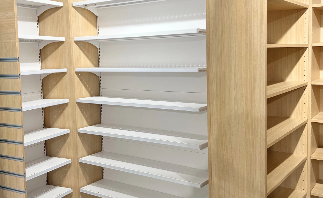 gondoles de magasin en metal blanc et bois