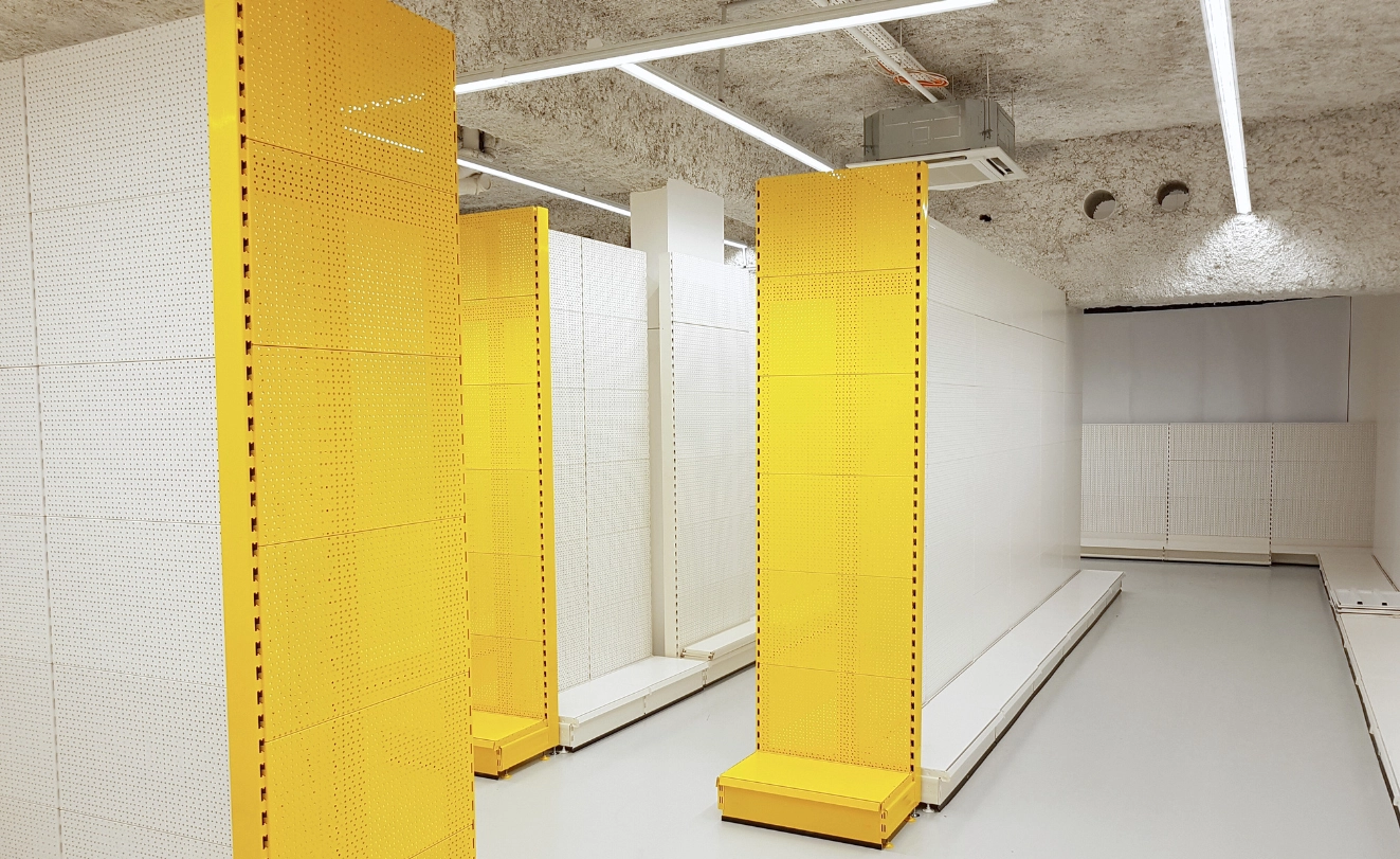 gondoles de magasin blanches et tetes de gondole jaunes