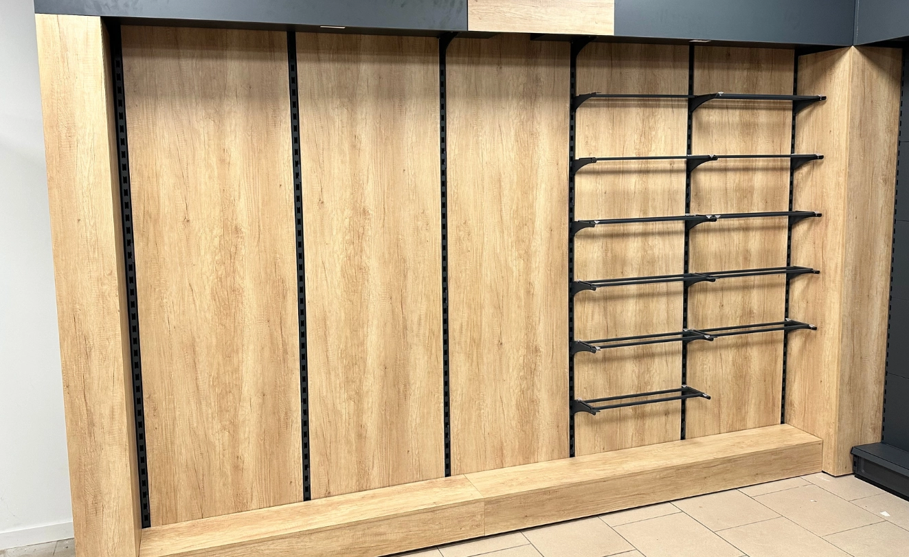gondoles de magasin bois avec finition metal anthracite