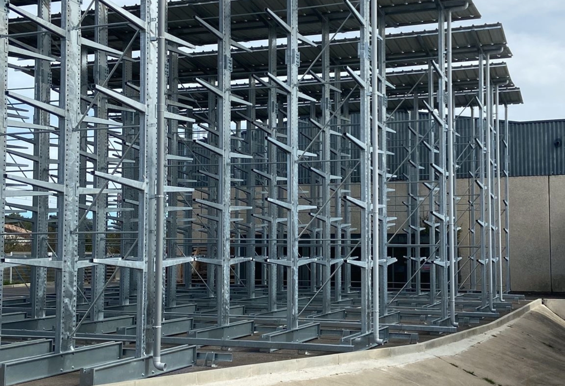 cantilever extérieur avec toit et gouttières