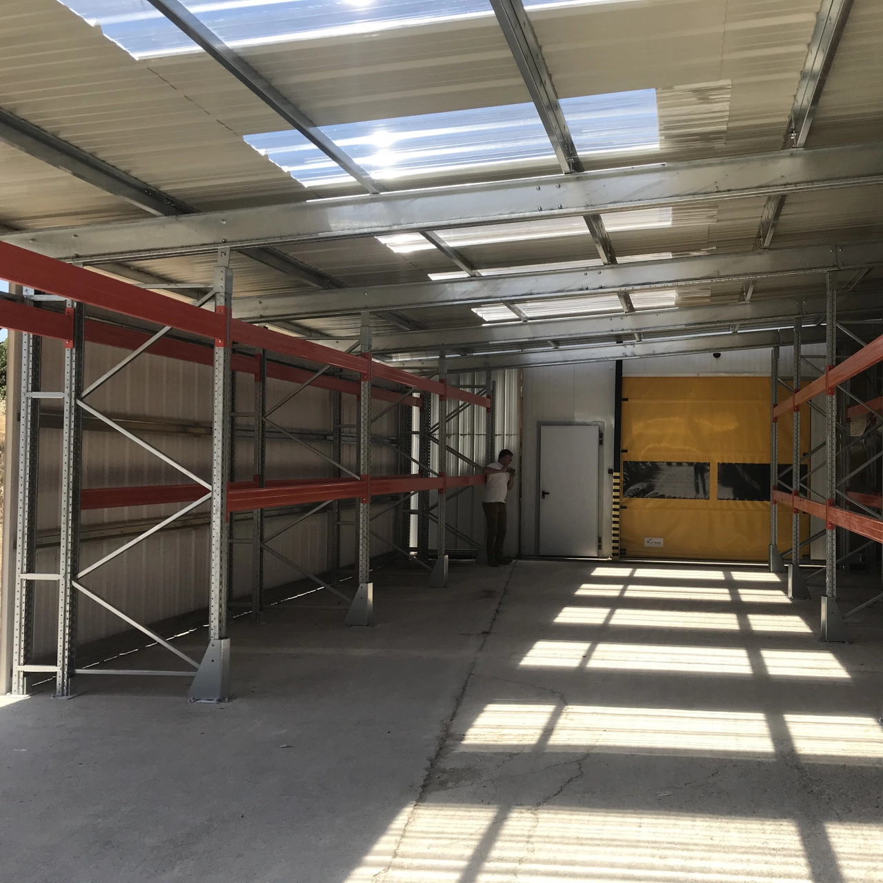 casier autoportant ou carport industriel de stockage pour parc logistique