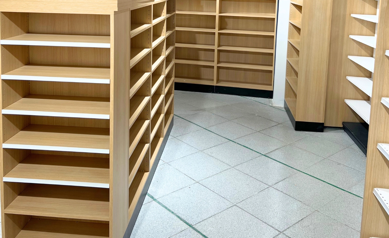 gondole de magasin habillage bois et blanc